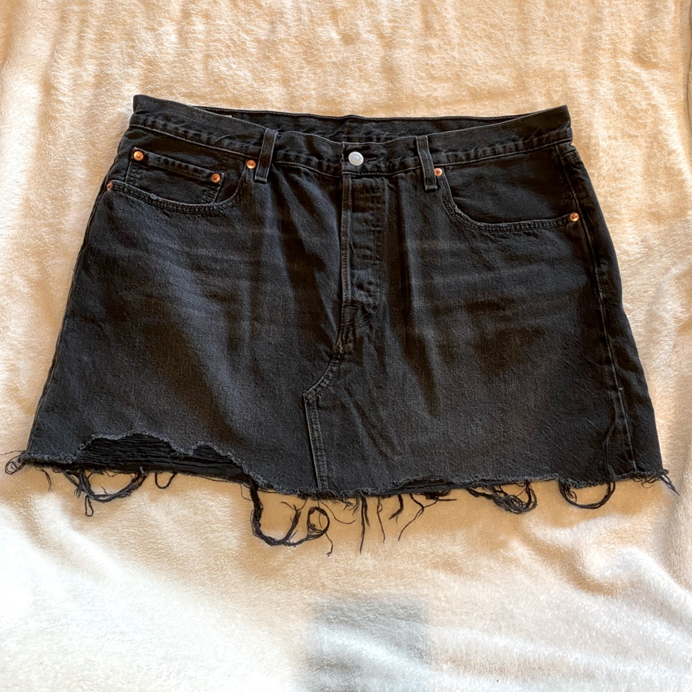 Levi's Distressed Black Denim Cutoff button fly short jean raw hem Skirt size 30
